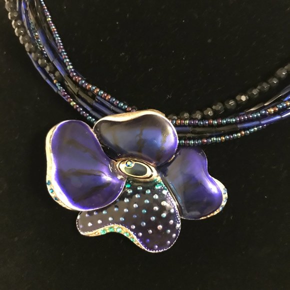 CHICOS MULTISTRAND MICRO BEAD CHOKER WITH A METAL ENAMEL FLOWER DESIGN - Picture 3 of 3